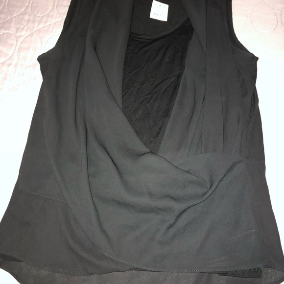 Black sleevless top - Picture 3 of 3